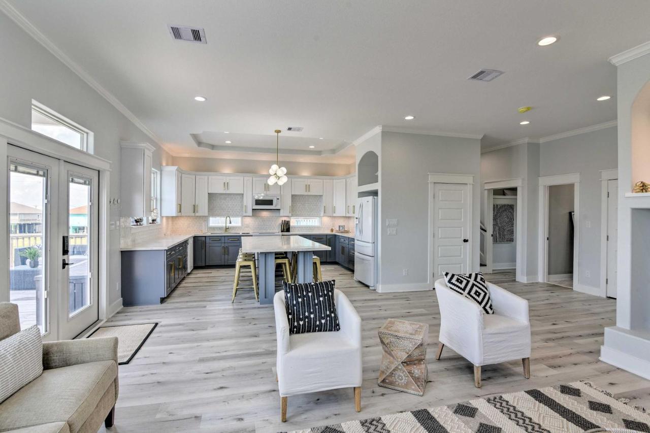 Chic Crystal Beach Escape With Deck - Walk To Beach! Bolivar Peninsula ภายนอก รูปภาพ