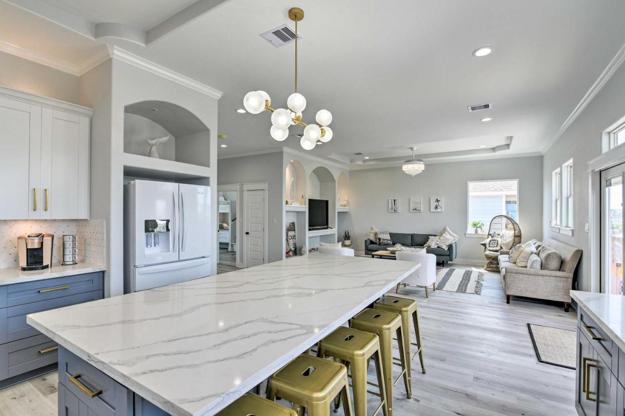Chic Crystal Beach Escape With Deck - Walk To Beach! Bolivar Peninsula ภายนอก รูปภาพ