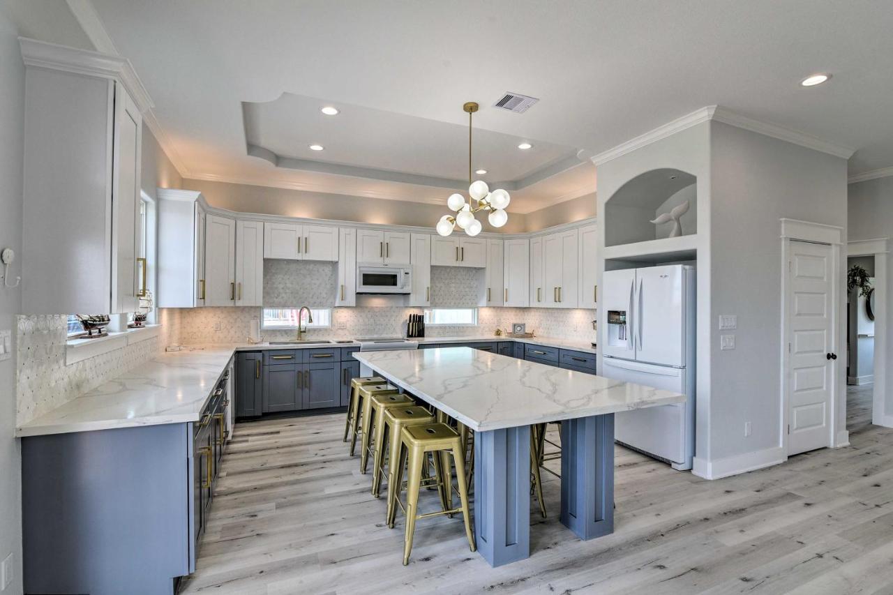 Chic Crystal Beach Escape With Deck - Walk To Beach! Bolivar Peninsula ภายนอก รูปภาพ