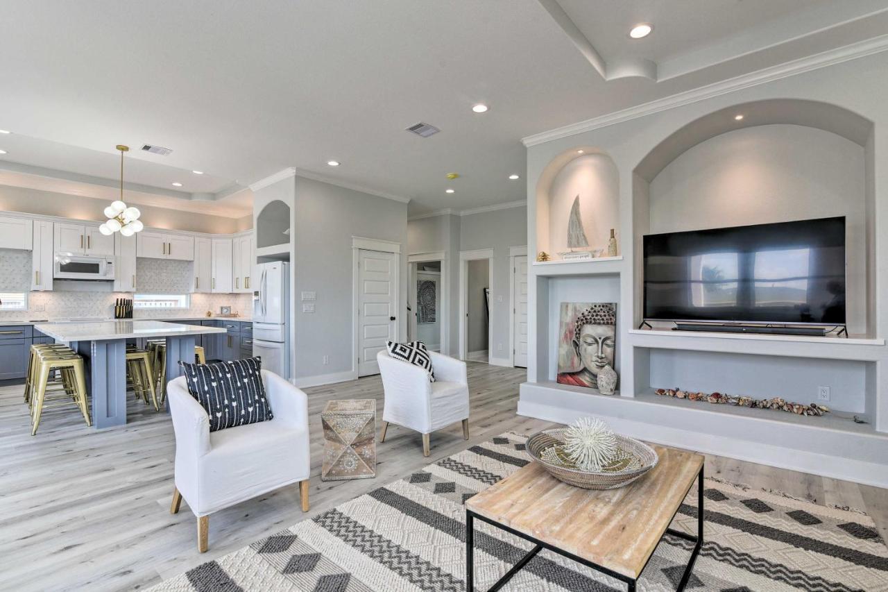 Chic Crystal Beach Escape With Deck - Walk To Beach! Bolivar Peninsula ภายนอก รูปภาพ