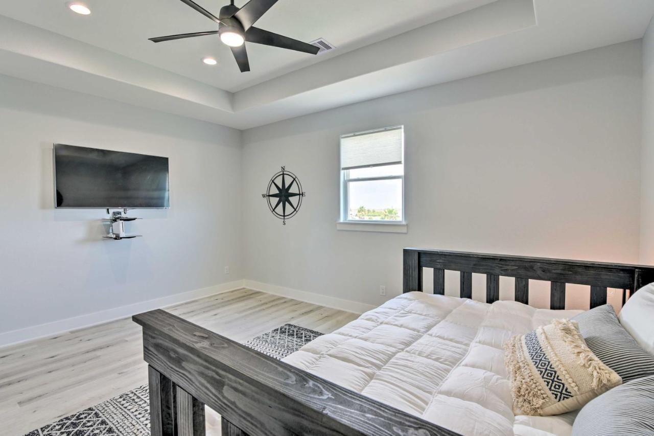 Chic Crystal Beach Escape With Deck - Walk To Beach! Bolivar Peninsula ภายนอก รูปภาพ
