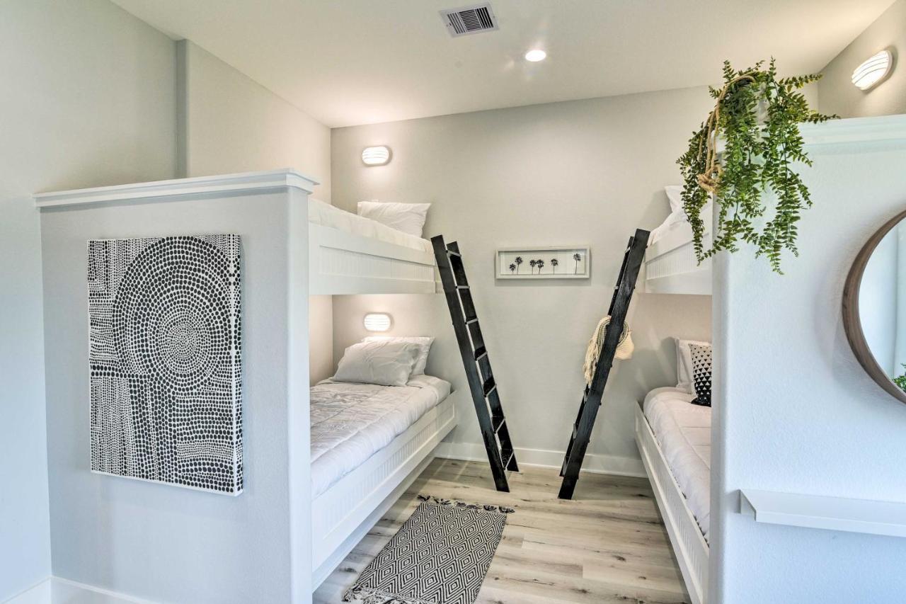 Chic Crystal Beach Escape With Deck - Walk To Beach! Bolivar Peninsula ภายนอก รูปภาพ