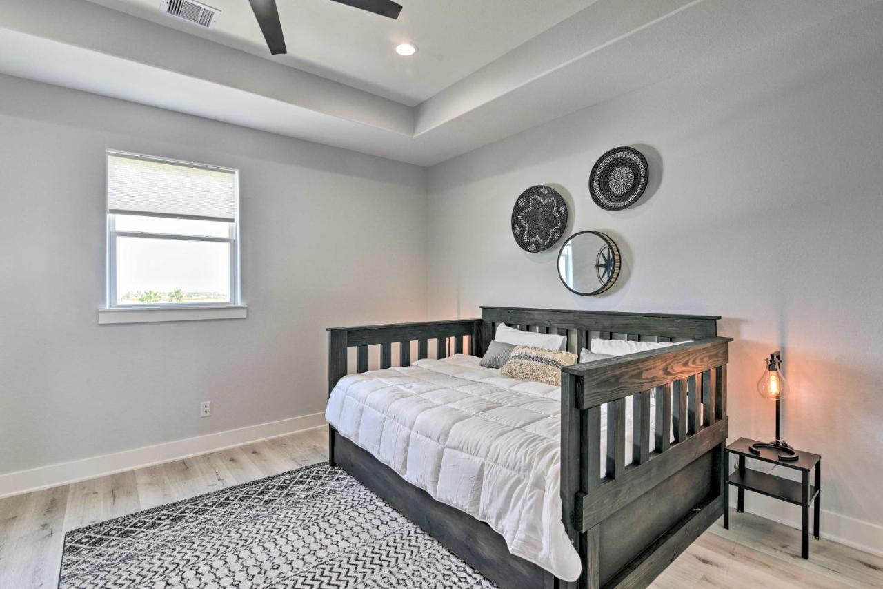 Chic Crystal Beach Escape With Deck - Walk To Beach! Bolivar Peninsula ภายนอก รูปภาพ