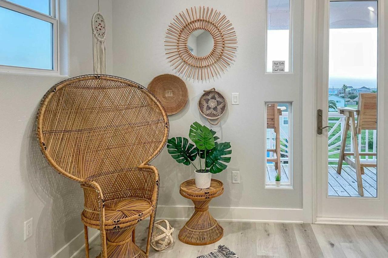 Chic Crystal Beach Escape With Deck - Walk To Beach! Bolivar Peninsula ภายนอก รูปภาพ