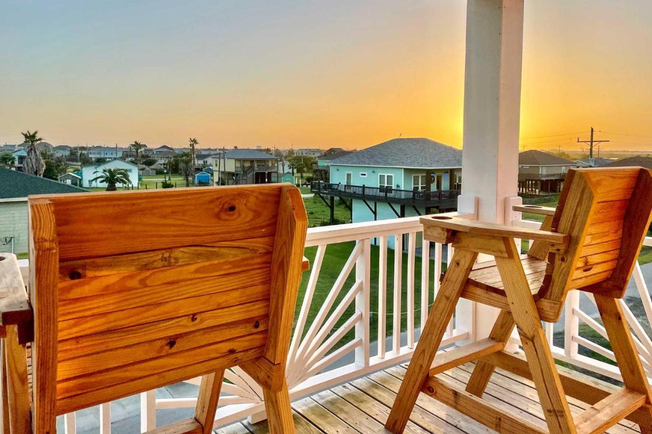 Chic Crystal Beach Escape With Deck - Walk To Beach! Bolivar Peninsula ภายนอก รูปภาพ
